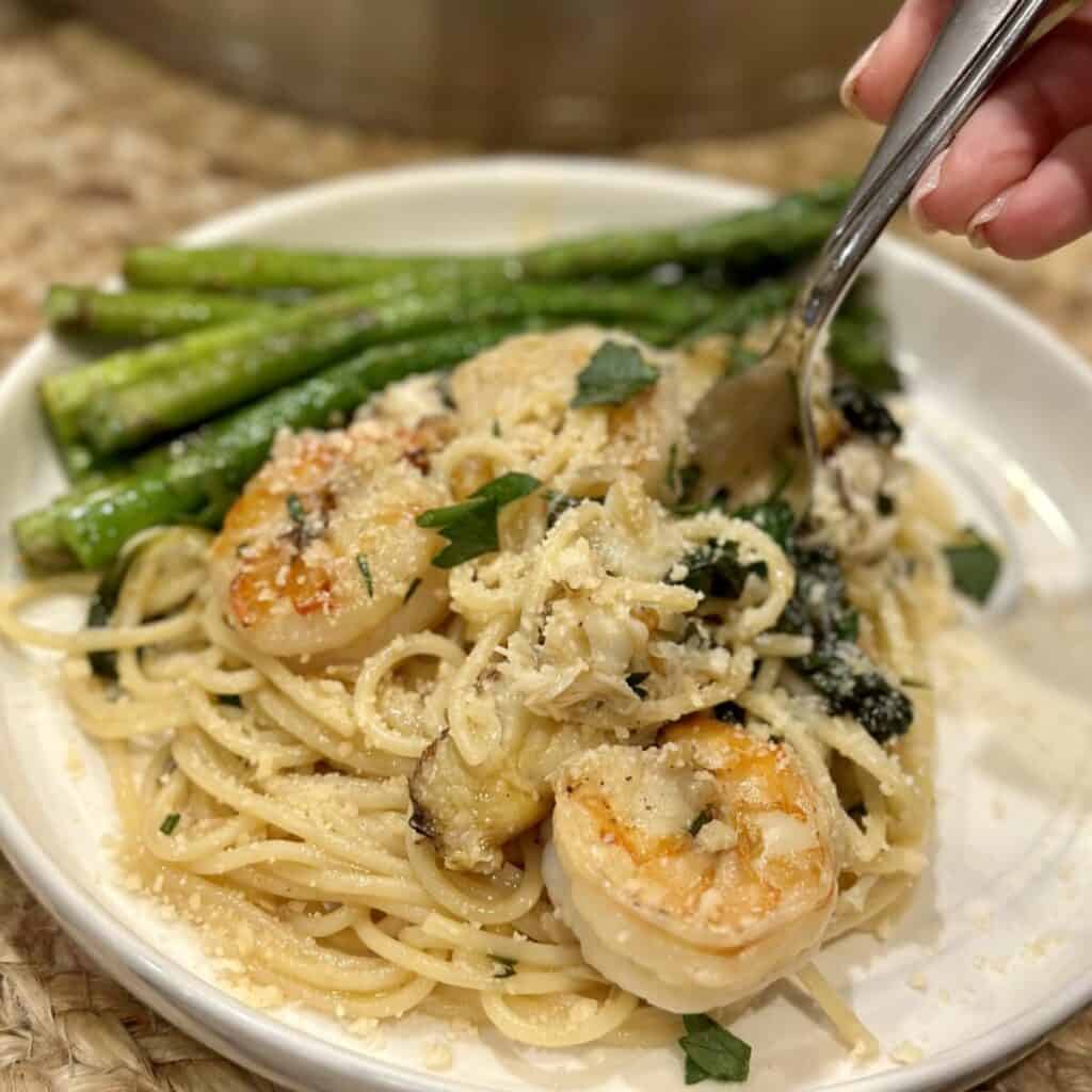 A plate of shrimp scampi and asparagus.