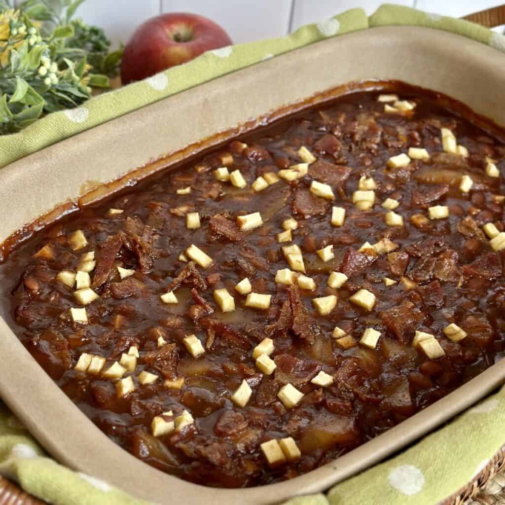 A pan of apple pie baked beans.